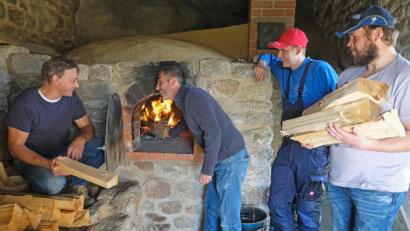 Bild: nm
Frieren musste in der Burgruine niemand. Die Burgwehr schürte den Backofen an. Mindestens ein Mal im Jahr muss das sein, um den Ofen zu erhalten.