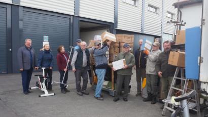 Bild: bl
Logistik ist gefragt, wenn es beim Hilfsverein für die Ukraine ums Einpacken geht. Aber auch Gönner wie der Seniorchef von Irlbacher Blickpunkt Glas, Josef Irlbacher (links) sind nötig. Er stellt die Lagerhalle in Schönsee kostenlos zur Verfügung.