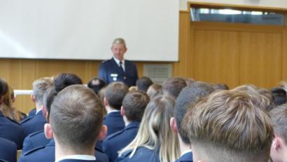 Bild: anv
97 junge Männer und 58 junge Frauen haben sich in diesem Jahr erfolgreich für die Polizeiausbildung der Bereitschaftspolizei Sulzbach-Rosenberg/ Nabburg qualifiziert. Vergangene Woche wurden sie offiziell begrüßt.