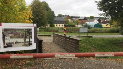 Bild: Gerhard Götz
Von der bayerischen auf die thüringische Seite sind es heute nur ein paar Schritte über die Brücke.