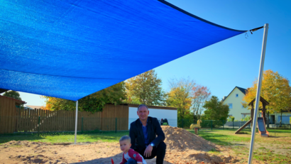 Bild: sei
Bürgermeister Richard Kammerer überzeugt sich vom korrekten Aufbau und der Wirksamkeit des neuen Sonnensegels.