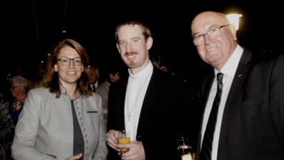 Bild: Hirsch
Dritte Bürgermeisterin Martina Englhardt-Kopf (links) und Dekan Hans Amann (rechts) hießen den neuen Pfarrer von Herz-Jesu Schwandorf, Andreas Schinko (Mitte), willkommen.