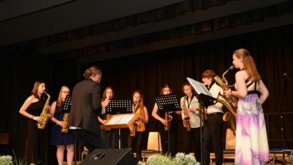 Bild: exb
Die Bigband des Gymnasiums Neustadt/WN in Aktion.