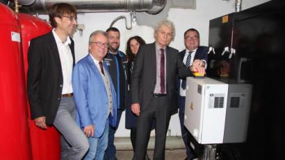 Bild: wro
Den roten Startknopf betätigten (von rechts) "Kofler Energies"-Geschäftsführer Rolf Naster und Landrat Wolfgang Lippert. Mit dabei waren auch (von links) der stellvertretende Schulleiter Thomas Metzler, Bürgermeister Toni Dutz, Hausmeister Roland Schüßler und die verantwortliche Projektleiterin Maren Toepel.