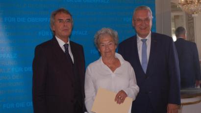 Bild: gib
Regierungspräsident Axel Bartelt (links) und Staatsminister Joachim Herrmann gratulierten Preisträgerin Elke Phlippeau.