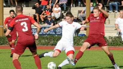 Bild: hho
Am vergangenen Sonntag besiegte die SpVgg Wiesau (Lars Saller, weißes Trikot) den TSV Waldershof (Michael Dürrbeck, Nummer 3, und Julian Fürst) mit 2:0. Am 15. Spieltag reist die SpVgg zum TuS Erkersreuth, der TSV empfängt den ASV Wunsiedel.