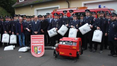 Bild: wro
Zehn Feuerwehren aus dem Landkreis erhielten einen Schwimmsauger. Florian Ramsl (vorne, Siebter von rechts) übergab die Geräte im Namen der Versicherungskammer Bayern.