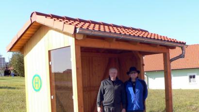 Bild: lep
Ein neues Buswartehaus in Burggrub wird künftig die Wartenden vor Wind und Regen schützen.