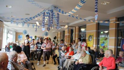 Bild: frd
Die „Gaudiburschn“ marschierten singend durch den Okroberfestsaal.