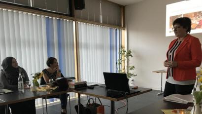 Bild: eig
Martina Weiß, Koordinatorin des GFI für das Bundesprogramm "KiTa-Einstieg", erläutert die bisherigen Maßnahmen und Projekte.