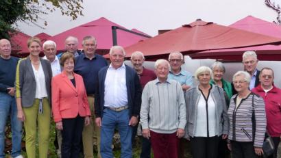 Bild: jp
Zu einen Klassentreffen der Jahrgänge 1943 bis 1945 kamen die ehemaligen Schüler im Kastler Forsthof zusammen. 2. Bürgermeisterin Monika Breunig (Zweite von links) und Organisator Werner Proksch (Sechster von rechts) freuten sich, dass sich doch wieder zahlreiche Ehemalige eingefunden haben.