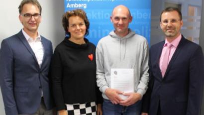 Bild: piam
Kriminalhauptkommissar Reiner Wiedenbauer (links) und Gerhard Huf (rechts), der Leiter der Amberger Kriminalpolizei, zeichnen Mathias Bauer (Zweiter von rechts) aus. Der Hausmeister der Albert-Schweitzer-Schule hat der Polizei Ende Juni dabei geholfen, Einbrecher zu überführen. Auch Rektorin Marion Weigl bedankte sich.