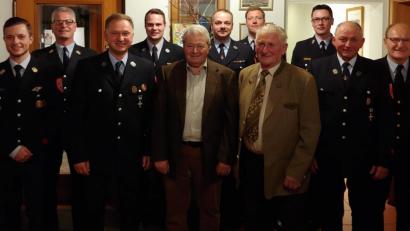 Bild: gto
Die Lintacher Feuerwehr ehrt einige Mitglieder für langjährige Treue und Beförderungen (von links): Matthias Rehaber, Vorsitzender Tobias Göbl, Jubilar Michael Hassler jun., Zweiter Kommandant Dennis Schubert, Altbürgermeister und Ehrenmitglied Norbert Probst, Kommandant Benjamin Weiß, Zweiter Vorsitzender Bernhard Müller, Jubilar Georg Schwab sen., Kreisbrandmeister Armin Daubenmerkl, Zweiter Bürgermeister Franz Weiß und Kreisbrandinspektor Hubert Blödt.