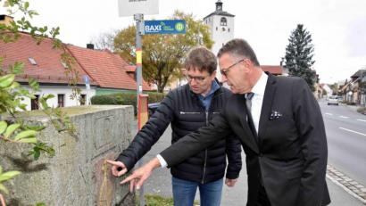 Bild: Thomas Sporrer 
Sowohl Bürgermeister Franz Stahl als auch Stadtbaumeister Andreas Ockl machen sich Gedanken über den zukünftigen Standort des 400 Jahre alten Gedenksteins. Bürgermeister Stahl möchte im Zuge der Neugestaltung des Geländes um das ehemalige Feuerwehrhaus einen neuen, angemessenen Platz für das älteste Tirschenreuther Original-Monument der Stadtgeschichte finden. Am Standort will er aber grob festhalten. „Der Stein bleibt bei der Brücke“ so Franz Stahl.