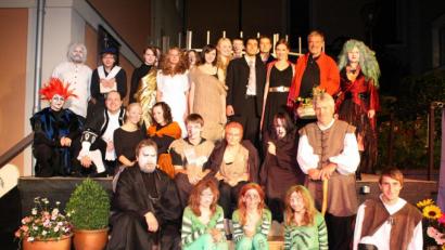 Bild: lg
Ein Höhepunkt und eine der letzten Regiearbeiten von Wolfgang Pöhlmann war die Aufsehen erregende Aufführung von Goethes Faust auf dem Marktplatz.