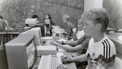 Bild: privat
Computerkurs 1988: Der Bub, der gerade an seinem Bleistift knabbert, ist Christian Hubmann, heute 42 und Träger des Wirtschaftspreises von Stadt Amberg und Kreis Amberg-Sulzbach.
