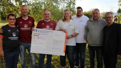 Bild: kro
Die „Bravehearts“ Wiesau übergaben an die BRK-Bereitschaft Wiesau eine Spende in Höhe von 325 Euro. Unser Bild zeigt von links Raphael Bayer, Andreas Hecht, Josef Bayer, Johanna und Fabian Krämer vom BRK sowie Jürgen Bergmann und Johannes Bisping.