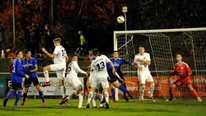 Bild: Werner Franken
In dieser Szene brannte es lichterloh vor dem Gehäuse des TSV Kareth-Lappersdorf, doch die SpVgg SV Weiden konnte kein Kapital daraus schlagen. Am Ende setzte sich die Wasserwerkelf in einem turbulenten Spiel mit 3:2 durch.