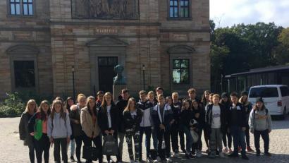 Bild: ffz
Klassenleiterin Beate Seitz (hinten links) und ihre 9e entdeckten viele Sehenswürdigkeiten, die die Stadt Bayreuth zu bieten hat.