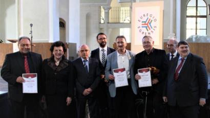 Bild: exb
Der Schwandorfer Ernst Schober (links) ist einer der mit dem Euregio-Egrensis-Preis 2019 Geehrten.