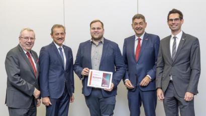 Bild: Uwe Moosburger
Jürgen Kilger von der Handwerkskammer Regensburg, E.ON Geschäftsführer Otmar Zisler, Preisträger Kristof Schönberger, Dr. Georg Haber von der Handwerkskammer Regensburg sowie Markus Leczycki von E.ON (von links).
