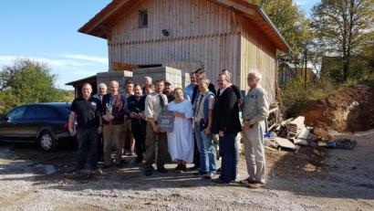 Bild: exb
Das Pfadfinderhaus am Mennersberg bekommt Zuwachs. Der Grundstein für den Erweiterungsbau wurde nun gelegt.