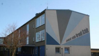 Archivbild: fpoz
Stadtrat Mario Rabenbauer (CSU) fragte nach dem "Fahrplan" der Maßnahmen in der Jobst-vom-Brandt-Schule (Bild). Die Schreinerarbeiten für die Rampe in der Schule (behindertengerechter Umbau) sind bereits vergeben.