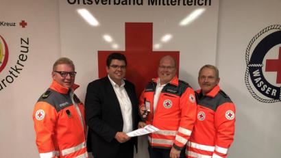 Bild: BRK-Kreisverband/exb
Bezirks- und stellvertretender Landesbereitschaftsleiter Dieter Hauenstein (links) verleiht zusammen mit Kreisbereitschaftsleiter Christian Stahl (Zweiter von rechts) und dessen Stellvertreter Richard Frank (rechts) dem Kreisgeschäftsführer des Kreisverbandes Tirschenreuth im BRK Holger Schedl (Zweiter von links) das Ehrenzeichen der Bereitschaften in Bronze.