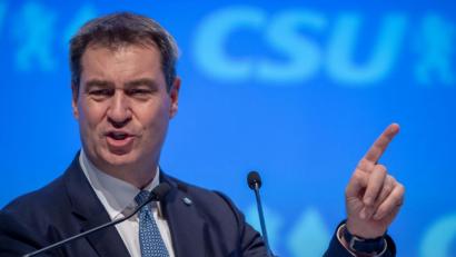 Bild: Peter Kneffel/dpa
Markus Söder spricht beim CSU-Parteitag in der Olympiahalle.