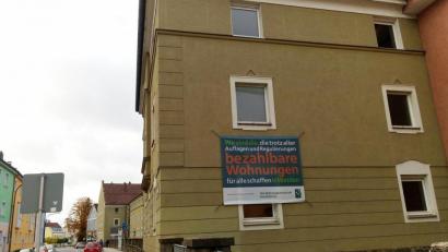 Bild: Ibl
Mit zwei Plakaten beteiligt sich die Baugenossenschaft Familienheim an der bundesweiten Image-Kampagne der Verbände der Wohnungswirtschaft. Beide hängen an der Fassade des „Schweigerblocks“, dessen Sanierung in weinigen Wochen beginnt. Auf den Weg dorthin sind allerdings noch bürokratischen Hürden zu überwinden.