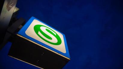 Bild: Lino Mirgeler
Die Deutsche Bahn sperrt nach eigenen Angaben die sogenannte Stammstrecke zwischen dem Bahnhof Pasing und dem Ostbahnhof am Freitagabend und gibt sie am Montagmorgen wieder für den Verkehr frei.