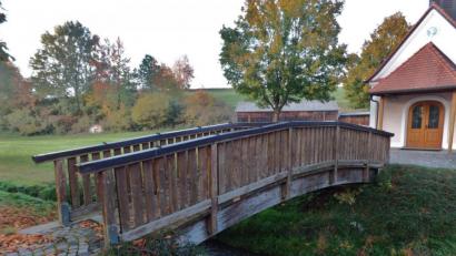 Bild: br
Die Auftrittsbohlen der Holzbrücke über den „Reuthigraben“ im Ortsteil Reuth sollen im kommenden Jahr durch neue ersetzt werden.