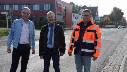 Bild: jr
Die Egerer Straße erhält 2020 einen lärmarmen Asphaltbelag. Erst dann ist der Straßenausbau abgeschlossen. Darauf machten jetzt Bürgermeister Bernd Sommer, Abteilungsleiter Gerhard Kederer und Tobias Tippmann (von links) aufmerksam. Gleichzeitig kündigten die Verantwortlichen der Stadt Waldsassen bei einem Termin vor Ort die Fortsetzung der Kanal- und Wasserleitungs-Ausbauarbeiten durch die Innenstadt an.
