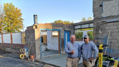 Bild: lnz
Peter und Dominik Rögner (von links) haben seit dem Brand am 18. August unermüdlich am Wiederaufbau ihrer Schreinerei gearbeitet. Voller Optimismus blicken sie nach vorne, Mitte Dezember wollen sie wieder den Betrieb aufnehmen.