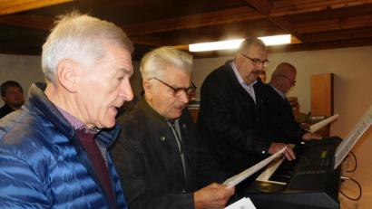 Bild: hai
Der Ramlesreuther Viergesang, August Hofmann (zweiter Tenor) aus Mockersdorf, Ludwig Biersack (erster Tenor) und Oswald Kopp (Bass, beide Ramlesreuth) sowie Wolfgang Horn (Sopran, von links) aus Plössen, bereicherten den Gottesdienst mit ihren Stimmen.