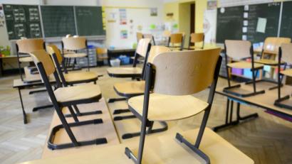 Bild: Caroline Seidel/dpa
Die Lehrerin ist einstweilen ins Schulamt versetzt, der rektor pensioniert, der Junge nicht mehr an der Schule: Dennoch geht der Streit weiter.