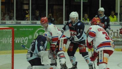 Bild: gb
Die Blue Devils zogen am Freitagabend gegen Oberliga-Spitzenreiter Deggendorfer SC klar mit 0:6 den Kürzeren. Hier schießt der überragende Thomas Greilinger (rechts) zum 5:0 ein.