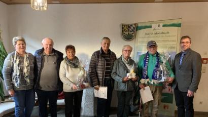 Bild: gi
Bürgermeister Hermann Ach (rechts) ehrt für den 20. und fünften Aufenthalt langjährige Urlaubsgäste und dankte ihnen für die Treue.