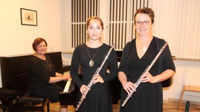 Bild: pi
Klara Bäumler, Annemarie Bauer und Marion Elling (von links) freuen sich über anhaltenden Beifall.
