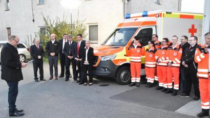 Bild: hcz
BRK-Kreisverbands- Vorsitzender Simon Wittmann hält eine Festrede zur Einweihung des neuen Rettungswagens. Rechts im Bild sind die in der Wache Süd beschäftigten Rettungsassistenten und -sanitäter.