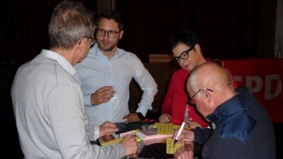 Bild: mst
OB-Kandidatin Birgit Fruth (Zweite von rechts) und stellvertretender Fraktionsvorsitzender Uli Hübner (Zweiter von links) im Gespräch mit den Besuchern – unter ihren der ehemalige SPD-Stadtrat Dieter Spörl (rechts).