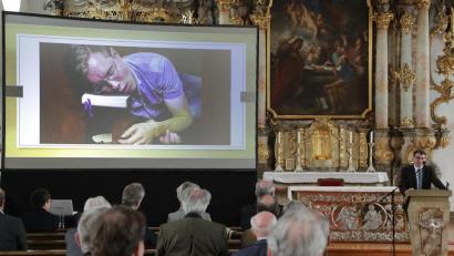 Bild: Wolfgang Steinbacher
Damit eine Predigt nicht zum Einschlafen ist, wie das Foto auf der Leinwand scherzhaft andeutet, gab Dr. Bernhard Lübbers (rechts), der Leiter der Staatlichen Bibliothek Regensburg, zum Auftakt des Symposiums über Pfarrprädikaturen Tipps, wie man es besser macht.