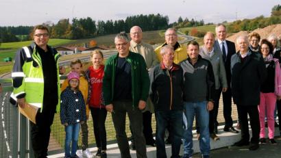 Bild: gf
Die Mertenberger sind froh, daß die Umgehungsstraße (im Hintergrund) gebaut wurde. Unser Bild zeigt (von links) Oberbaurat Stefan Noll, Ortssprecher Uli Hausmann, Leitender Baudirektor Henner Wasmuth, Bürgermeister Sepp Reindl, Zweiten Bürgermeister Uwe Bergmann, Marcus Eichenmüller, Landtagsabgeordneten Harald Schwartz sowie Ex-Parlamentarier Reinhold Strobl.
