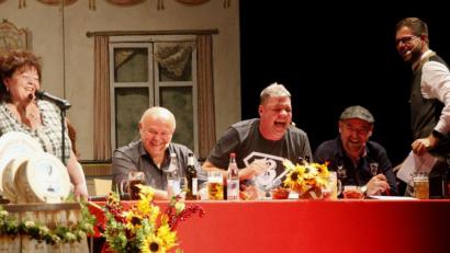 Bild: Hirsch
Monika Werners Witze kamen bei den Jurymitgliedern Toni Lauererer, "da Bobbe", "da Licky" und Harald Meier gut an. Die Kandidatin aus Oberhinkofen war die einzige Frau in diesem Witze-Wettstreit.