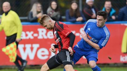Bild: btg
Wo ist der Ball? Luhes Michael Gleissner (links) und Sebastian Ermer (SV Etzenricht) lieferten sich das ein oder andere Duell um die Kugel.