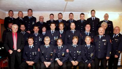 Bild: bkr
Den Geehrten dankten gleichfalls die Führungskräfte der vier Ortswehren der Gemeinde. Mit Bürgermeister Günter Kopp (vorne links), Kreisbrandinspektor Otto Braunreuther, Kreisbrandmeister Florian Braunreuther, Landrat Wolfgang Lippert und Kreisbrandrat Andreas Wührl (von rechts) stellten sie sich zum Gruppenbild.