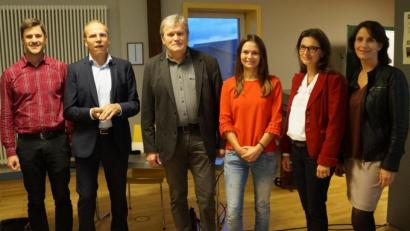 Bild: weu
Beratungslehrerin Ramona Fuchs (Dritte von rechts) vermittelte den Eltern in einem informativen Vortrag mit vielen Beispielen die Voraussetzungen, die ein Kind zum guten Schulstart haben sollte. Konrektorin Christine Losch (rechts) begrüßte dazu die Vertreter der verschiedenen Schularten.