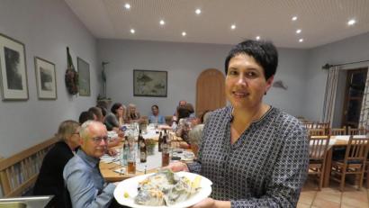 Bild: ubb
Maunela Bächer, die gerade einer Gruppe aus Bayreuth unter anderem "Karpfen blau" serviert, freut sich, dass in der Fachzeitschrift "Der Feinschmecker" mit den Vorurteilen über den Geschmack des Karpfens aufgeräumt wird.