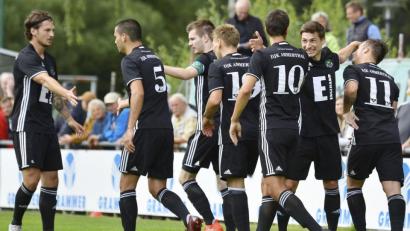 Archivbild: Ziegler
Die DJK Ammerthal bejubelt ihren nächsten Sieg. Beim TSV Karlburg gelang ein hart umkämpfter 1:0-Erfolg. Den Treffer des Tages erzielte Ferdinand Buchner (Zweiter von links).
