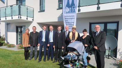 Bild: Hirsch
Diözesanbischof Rudolf Voderholzer(Dritter von rechts), Dekan Hans Amann (rechts) und Vertreter des "Katholischen Wohnungs- und Siedlungswerkes" besuchten Cindy Richter (Zweite von rechts) in ihrer Wohnung in der Lampartstraße in Schwandorf.